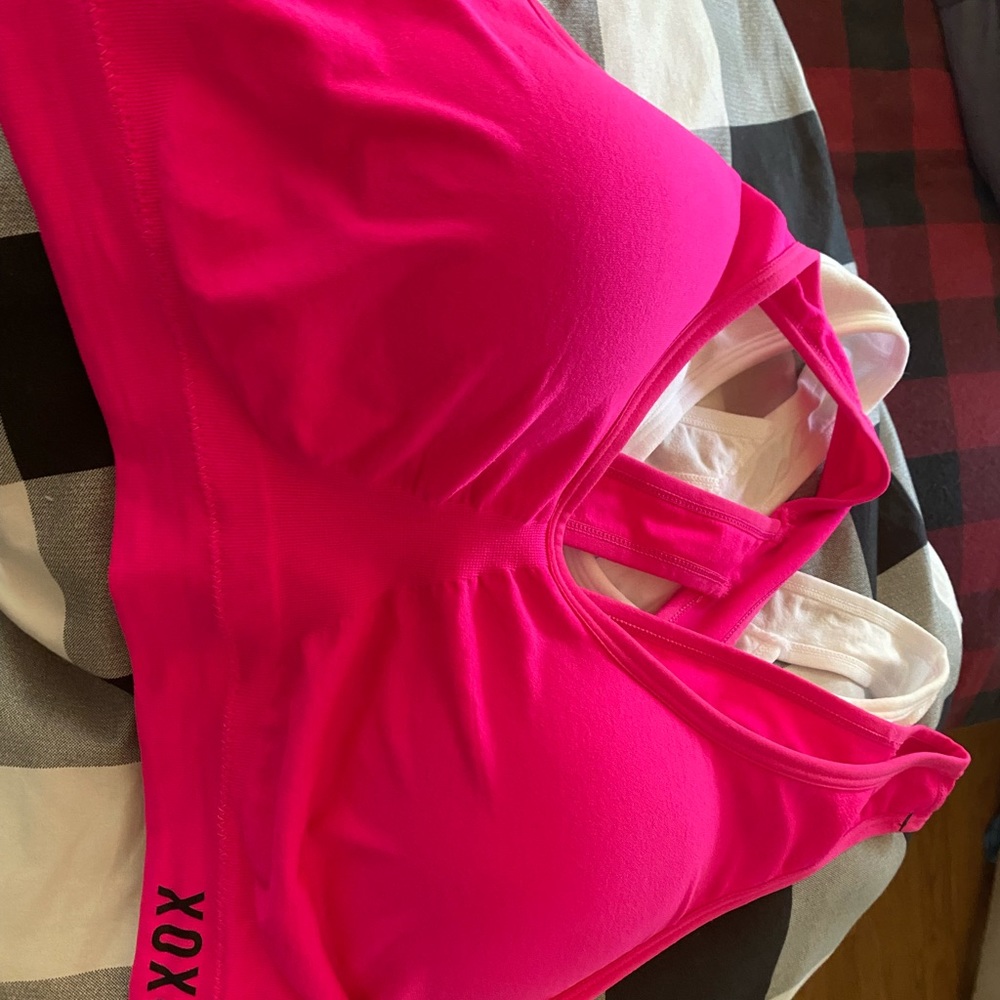 Sports bras (2)